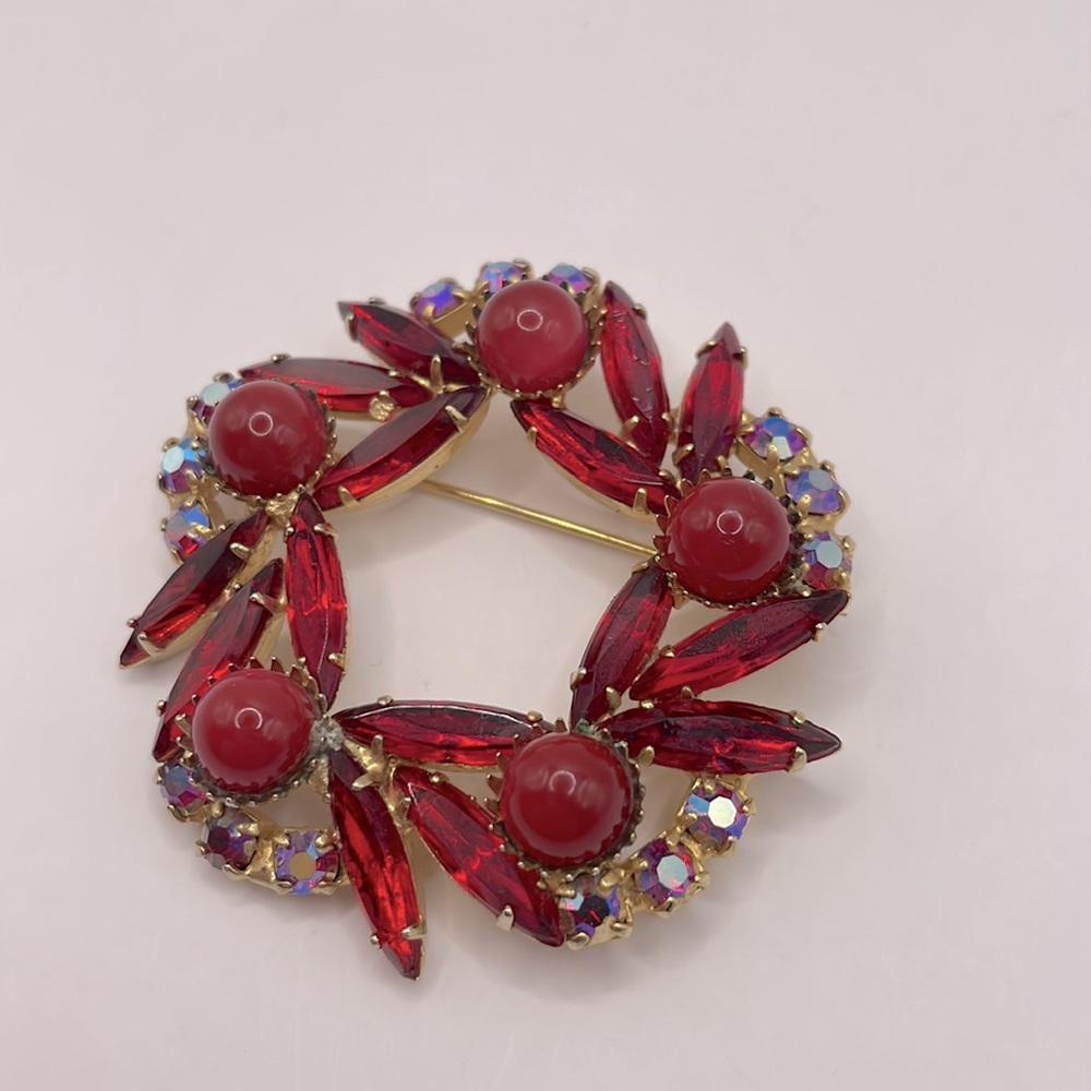 VINTAGE Red Crystal Wreath Brooch - Picture 4 of 6